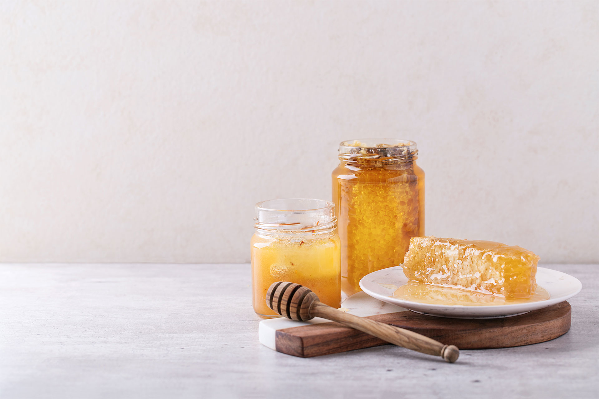 honey in jar with honeycomb 2021 08 26 18 55 31 FBTZPD8 a